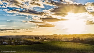 Eine malerische Landschaft, erleuchtet von der Abendsonne im Frühling
